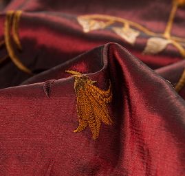Vyšívaný taft  pnoucí se květy tm. vínový