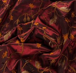 Vyšívaný taft  pnoucí se květy tm. vínový
