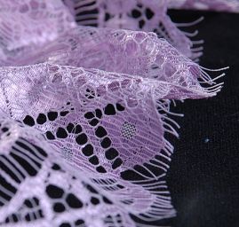 Tylová krajka  květinový motiv v barvě lila