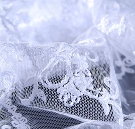 Efektní výšivka na tylu bílé barvy