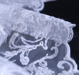 Efektní výšivka na tylu bílé barvy