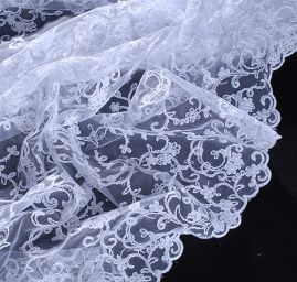 Efektní výšivka na tylu bílé barvy