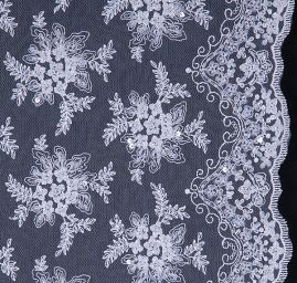 Efektní krajka výšivka/korálky motiv květy bílá