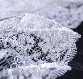 Efektní krajka výšivka/korálky motiv květy bílá