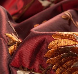 Vyšívaná taftová metráž s květy šanžán vínová/černá