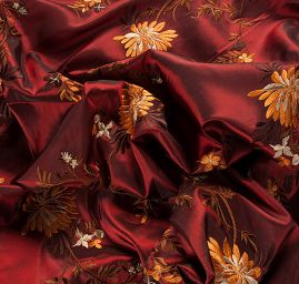 Vyšívaná taftová metráž s květy šanžán vínová/černá