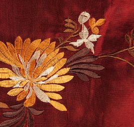 Vyšívaná taftová metráž s květy šanžán vínová/černá