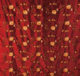 Vyšívaná taftová metráž s květy šanžán vínová/černá