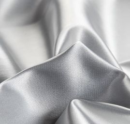 Satén pružný světle šedé barvy