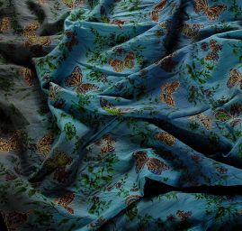 Bavlněná látka vzor batika/motýlci modrá