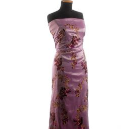 Vyšívaná taftová metráž s květy šanžán vínová