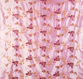 Vyšívaná taftová metráž s květy šanžán vínová