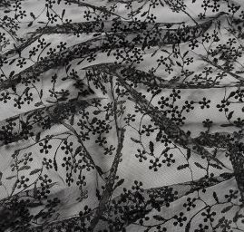 Krajka tylová drobná výšivka černá