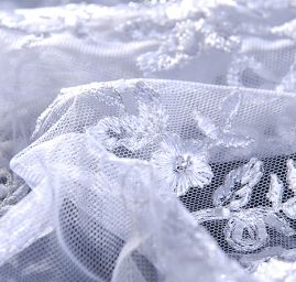 Efektní krajka výšivka na tylu květinový motiv bílá