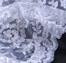 Efektní krajka výšivka na tylu květinový motiv bílá