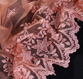 Efektní bordurová krajka vyšívaný tyl lososová barva