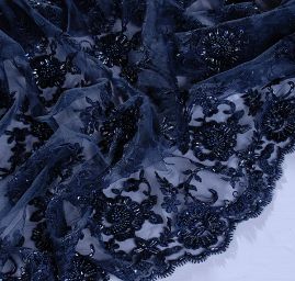 Efektní krajka výšivka na tylu s korálky/flitry tm.modrá