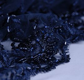 Efektní krajka výšivka na tylu s korálky/flitry tm.modrá