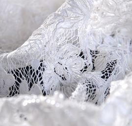 Krajka výšivka na tylu v barvě slonové kosti