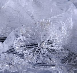 Krajka výšivka na tylu aplikace korálky/flitry bílá