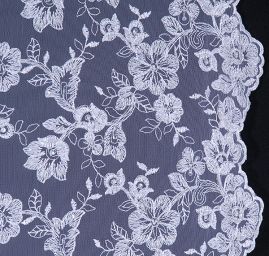 Krajka výšivka na tylu aplikace korálky/flitry bílá