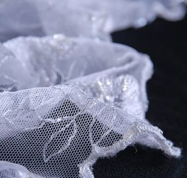 Krajka výšivka na tylu aplikace korálky/flitry bílá