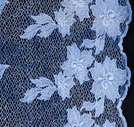 Efektní krajka květy na tylu s velkými oky v barvě modré