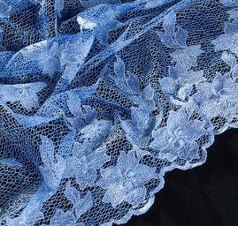 Efektní krajka květy na tylu s velkými oky v barvě modré