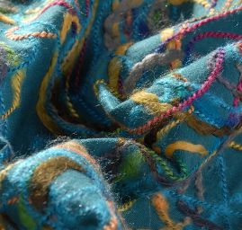 Efektní netkaná textilie s nevšední výšivkou