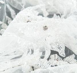 Krajka výšivka na tylu korálky, flitry, štras slonová kost