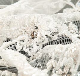 Krajka výšivka na tylu korálky, flitry, štras slonová kost