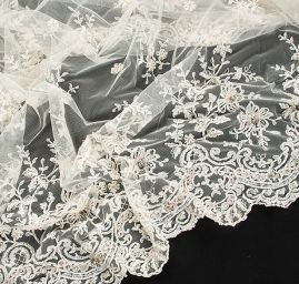 Krajka výšivka na tylu korálky, flitry, štras slonová kost