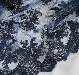 Krajka jemná výšivka na vzorovém tylu tm.modrá
