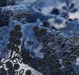 Krajka jemná výšivka na vzorovém tylu tm.modrá