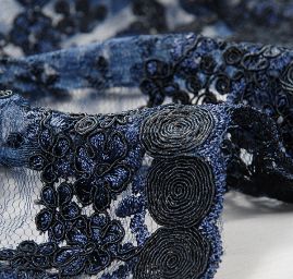 Krajka jemná výšivka na vzorovém tylu tm.modrá