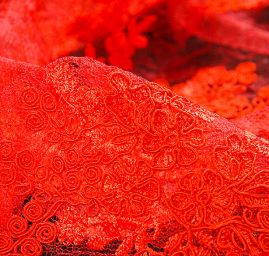 Krajka výšivka na vzorovém tylu červená