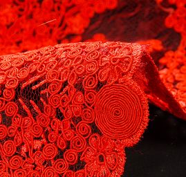 Krajka výšivka na vzorovém tylu červená