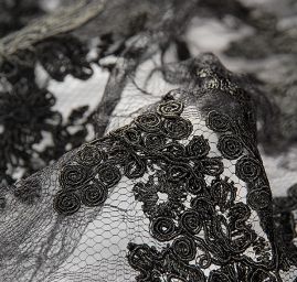 Krajka výšivka na vzorovém tylu černá