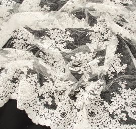 Krajka jemná výšivka na vzorovém tylu smetanová