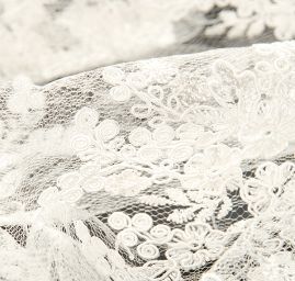 Krajka jemná výšivka na vzorovém tylu smetanová