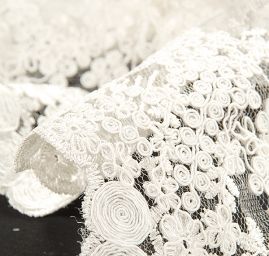Krajka jemná výšivka na vzorovém tylu smetanová
