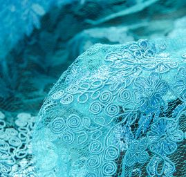 Krajka jemná výšivka na vzorovém tylu tyrkys modrá