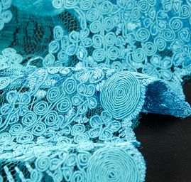 Krajka jemná výšivka na vzorovém tylu tyrkys modrá