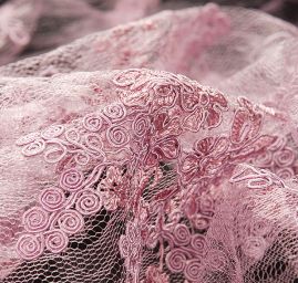 Krajka jemná výšivka na vzorovém tylu starorůžová