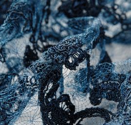 Krajka výšivka na vzorovém tylu tm.modrá