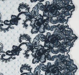 Krajka výšivka na vzorovém tylu tm.modrá