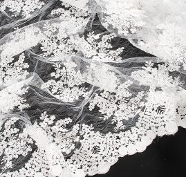 Krajka jemná výšivka na vzorovém tylu slonová kost