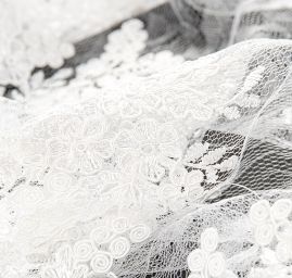 Krajka jemná výšivka na vzorovém tylu slonová kost