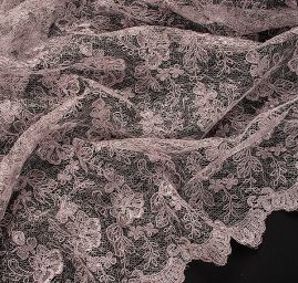 Krajka jemná výšivka na tylu fialovošedá