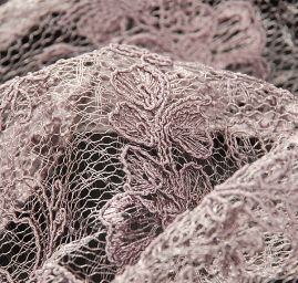 Krajka jemná výšivka na tylu fialovošedá